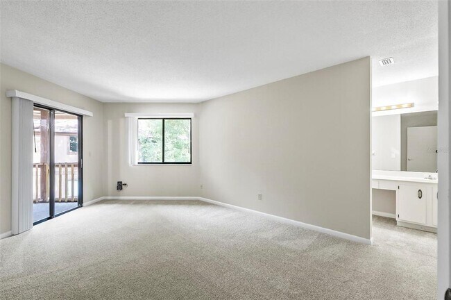 Building Photo - 14 Oakmont Ct