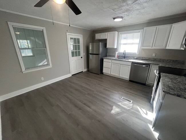 Building Photo - 803 Center St