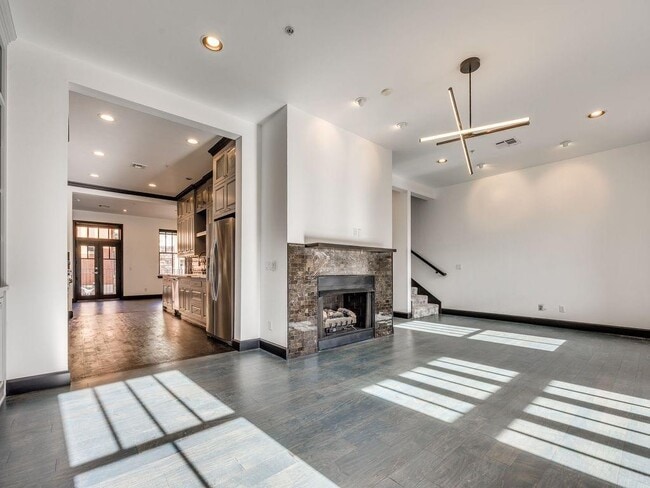 Building Photo - 109 NE 3rd St