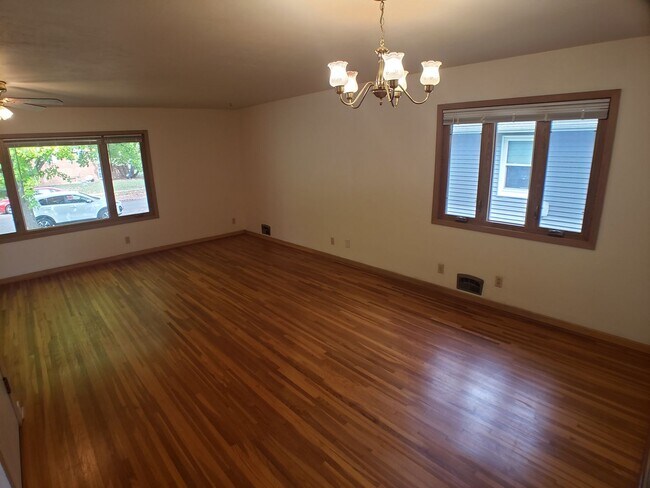 Building Photo - 3+ Bedroom 2 Bath Single Family House in Owatonna