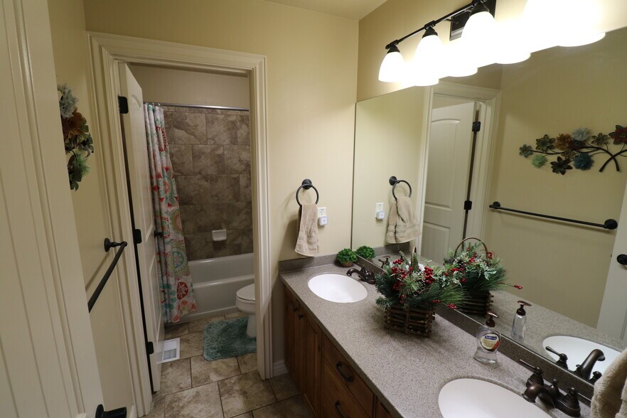 Building Photo - 3080 N CREST DR