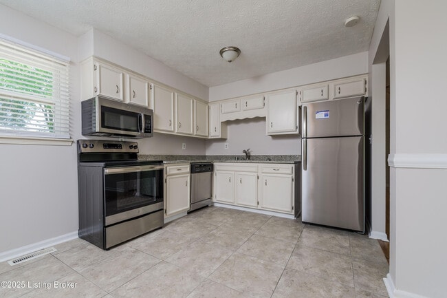 Building Photo - 6703 El Rancho Rd