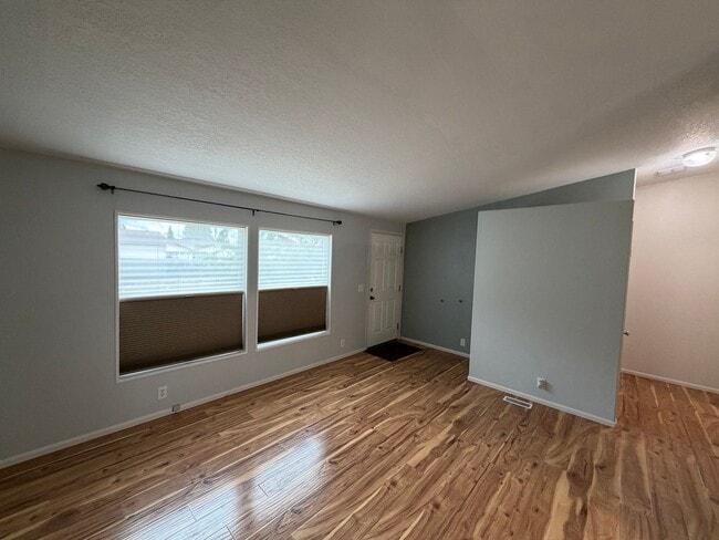 Building Photo - Spacious 3 Bed 2 Bath Springfield Home With Bonus Room and Extra Storage