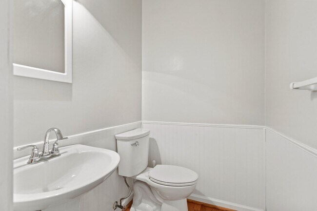 Building Photo - 5BR/3BA with Fresh Paint and New Carpet in...