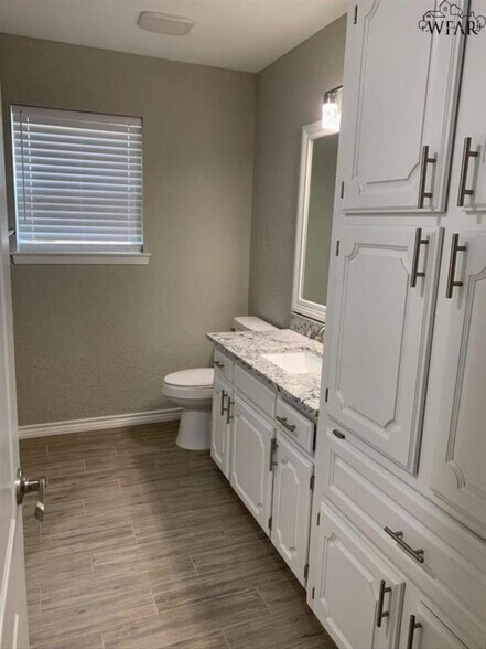 Building Photo - 5813 Briargrove Dr