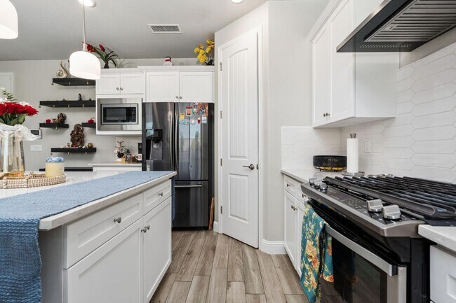 Building Photo - Copper River Canvas on the Bluffs! 4B/3BA ...