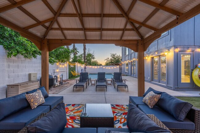 Building Photo - 3733 E Dahlia Dr