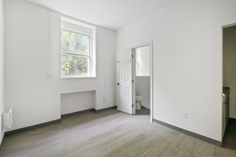 Building Photo - 1115 6th Ave