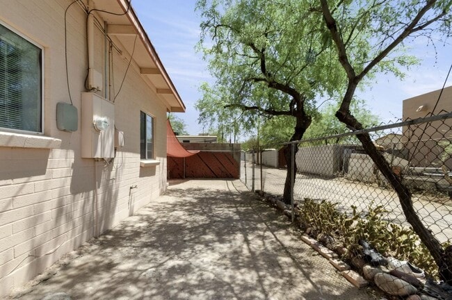 Building Photo - Remodeled duplex