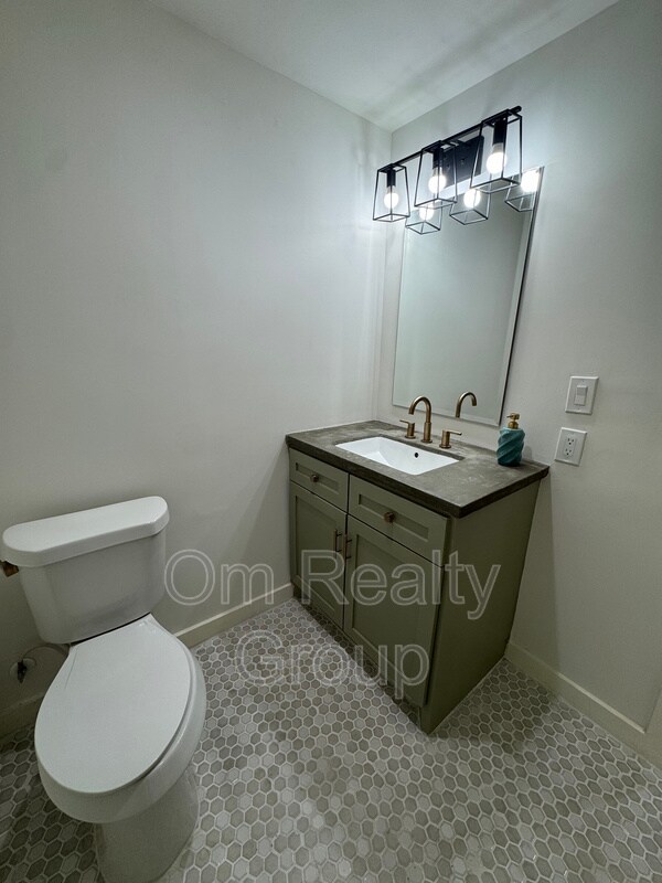 Building Photo - 3333 Calumet St