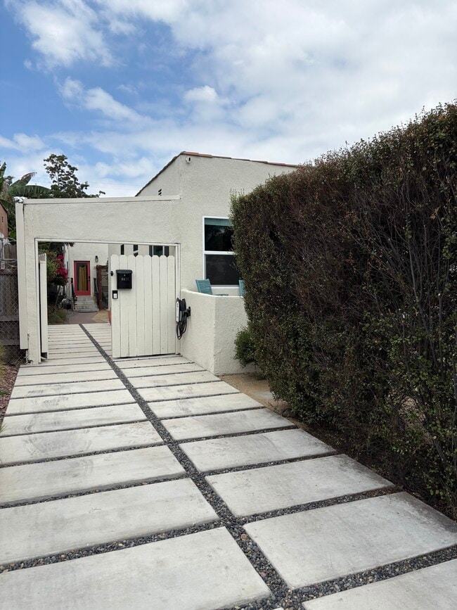 Drive way - 3425 Buckingham Rd