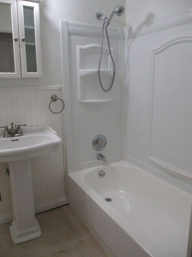 Building Photo - 3 Bedroom/1.5 Bath Brick Ranch In Miamisburg