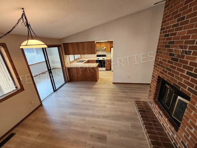 Building Photo - 3 bd 2ba Ranch Style Home with Deck, Fence...