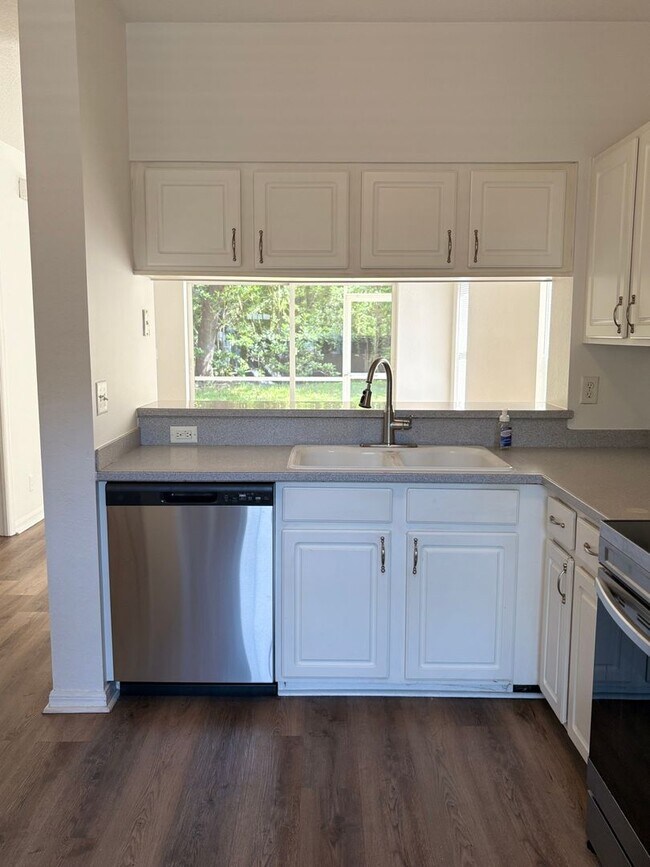 Building Photo - **Coming Soon** 2/2.5 Townhomes for Rent in Fort Myers