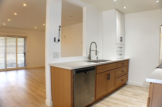 Building Photo - 1 bedroom Meadow Lane Condo available for ...