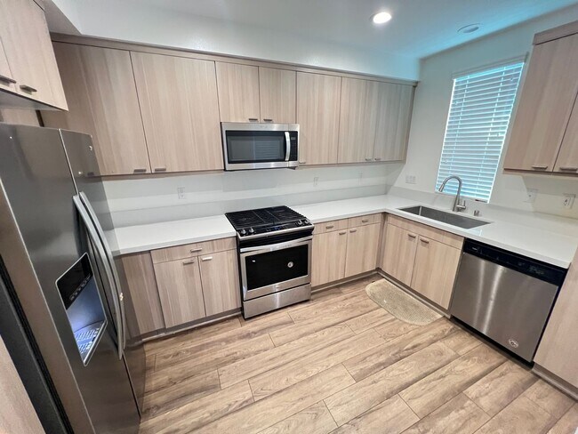 Building Photo - Perfect 2 Bed 2.5 Bath Orange Condo!