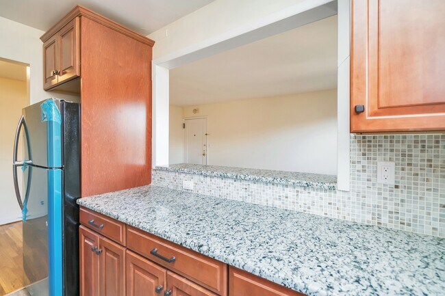 Building Photo - 2335 Hudson Terrace