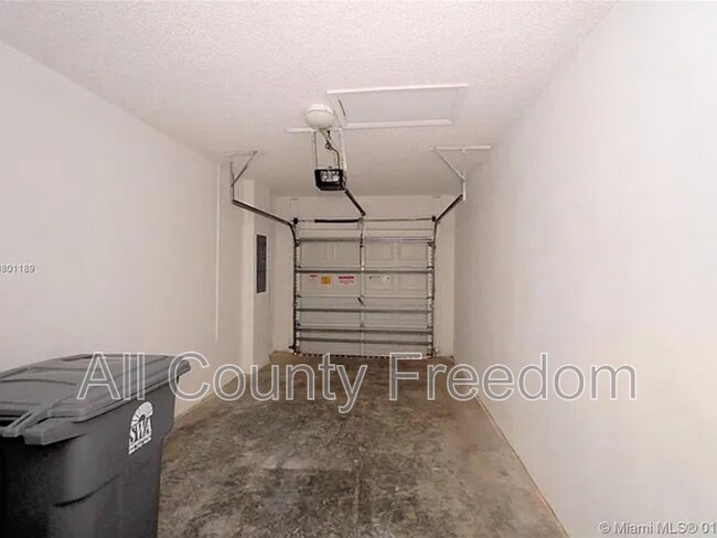 Building Photo - 8331 Vía Serena