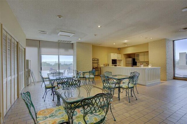 Building Photo - Adorable 2 bed 2 bath in historic Liberty Tower