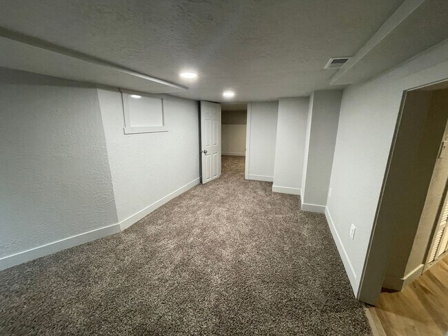 Building Photo - Spacious 4 Bed, 2 Bath Home with 2-Car Garage in Magna