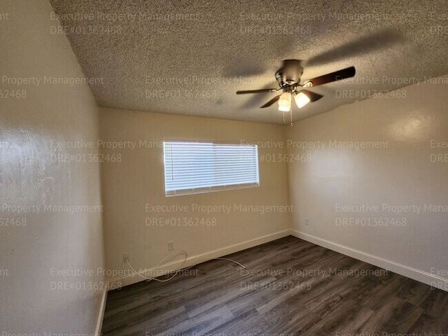 Building Photo - 3 bedroom/ 2 bathroom home located near th...