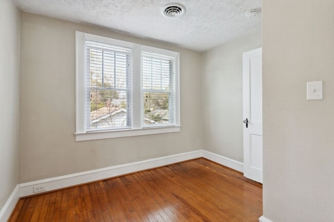 Building Photo - 3307 Kenmore Dr