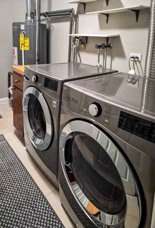 Building Photo - 824 Minnesota Cir