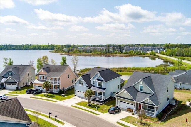 Building Photo - Show stopping 5 bed/3 bath rental in the h...