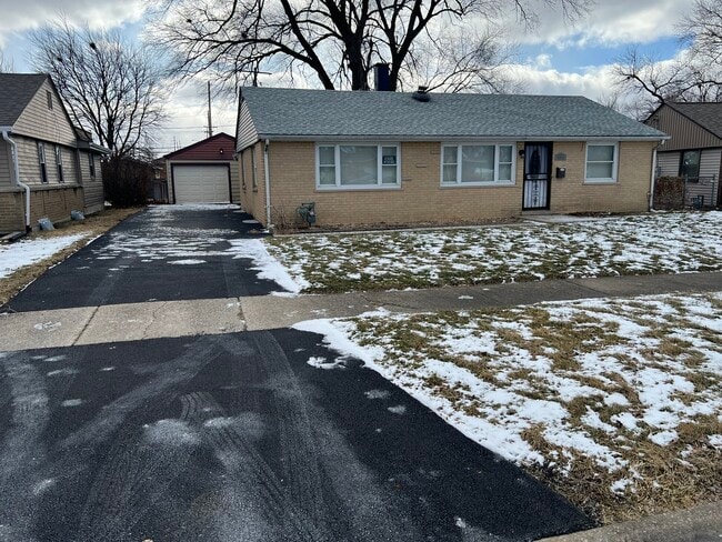 Building Photo - 4813 W 102nd St