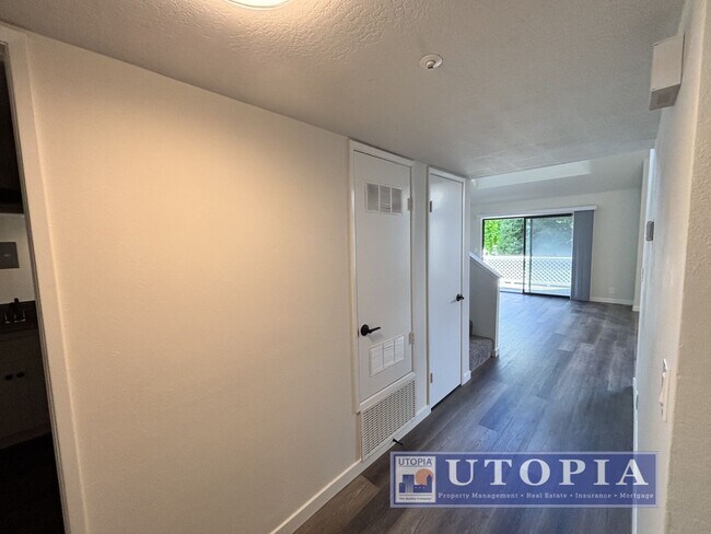 Building Photo - Newly Remodeled 2 Bed 1 Bath Unit Right Near Cabrillo College