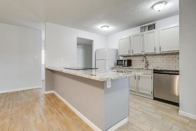 Building Photo - Cozy meets stylish in this 3 bedroom + 2 b...