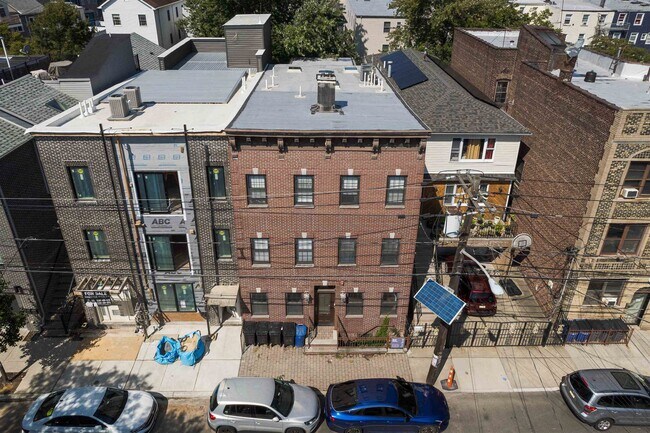 Building Photo - 65 Webster Ave