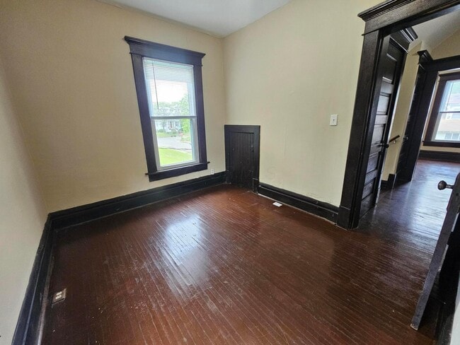 Building Photo - 831 Linwood Ave
