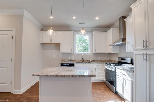 Building Photo - Like-New Two-Unit Condo in Sought-After Ch...
