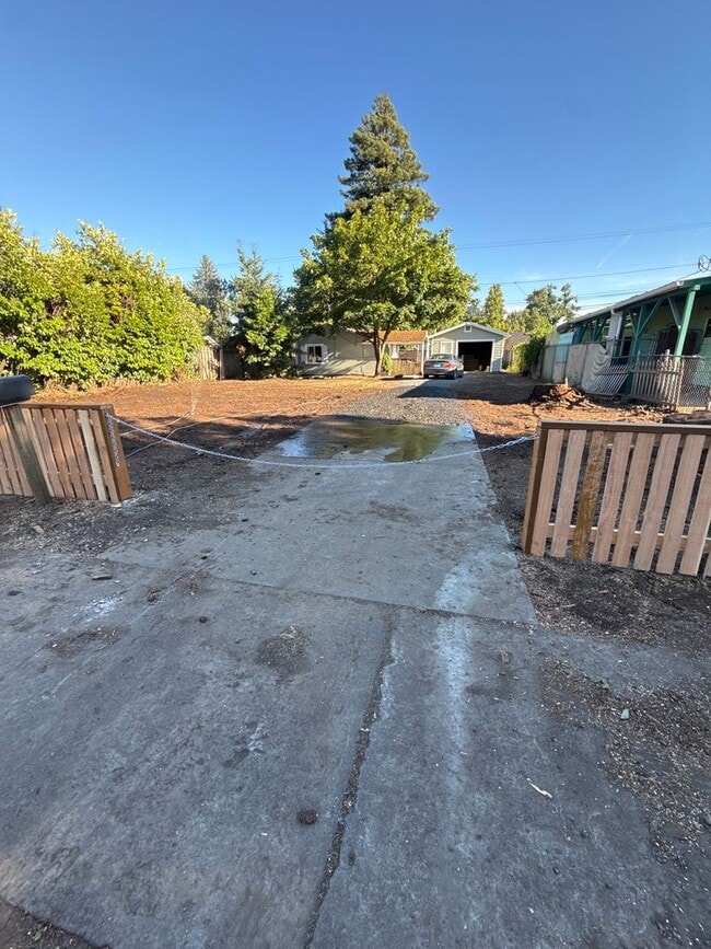 Building Photo - 1 bed 1 bath home with Garage