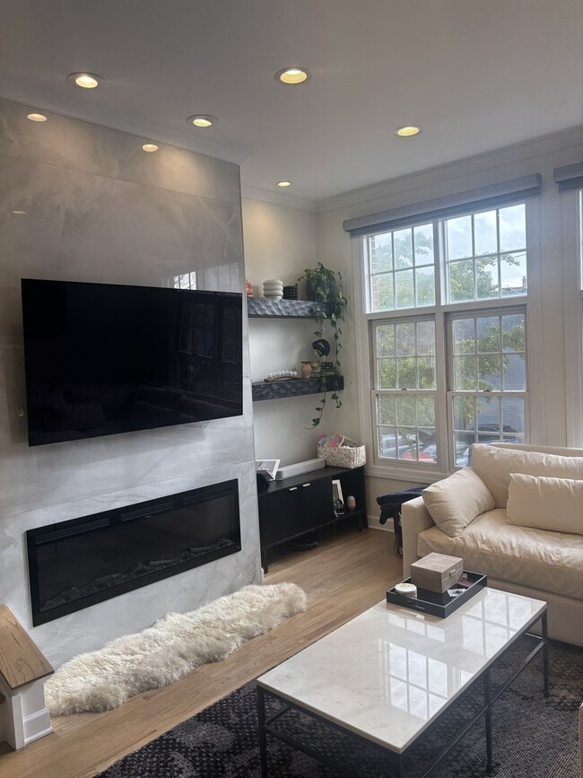 Building Photo - 854 N Ogden Ave