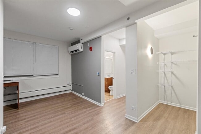 Building Photo - 927 W Wilson Ave