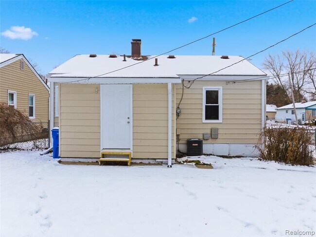 Building Photo - 108 W Kalama Ave