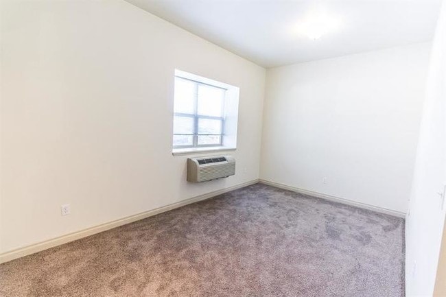 Building Photo - 825 W Spruce St