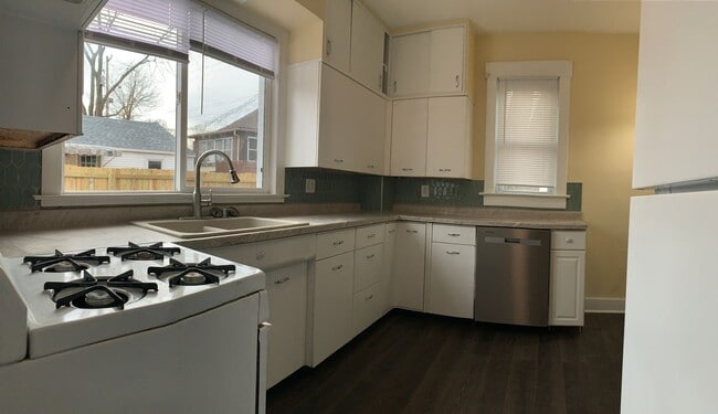 Building Photo - Recently Renovated 2 bed house!