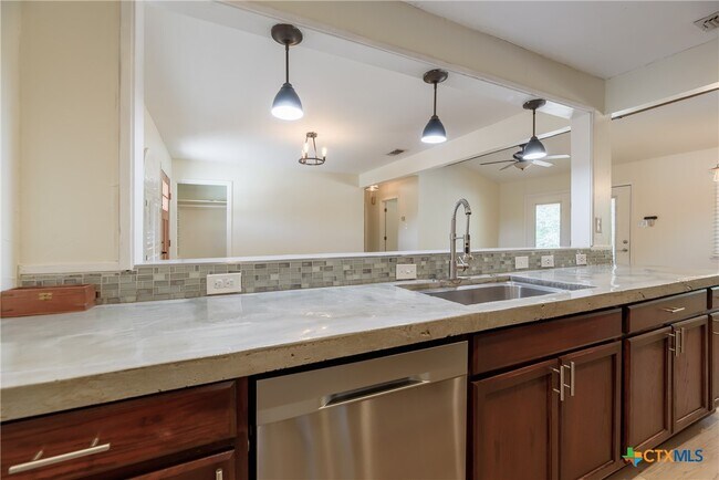 Building Photo - 625 Creek Dr