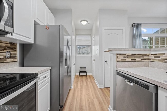 Building Photo - 556 Rhapsody Ct