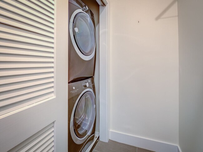 Building Photo - 1022 Park Rd NW