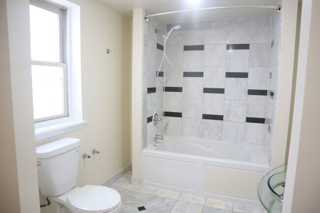 Building Photo - (Townhouse for Rent ) Simply Beautiful