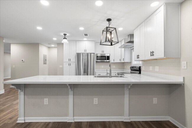Building Photo - AVAILABLE 9/19!! 3bed/2bath with flex spac...