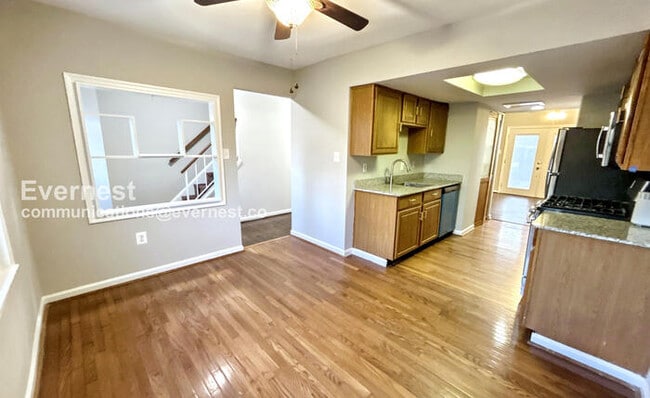 Building Photo - 2058 Mayflower Dr