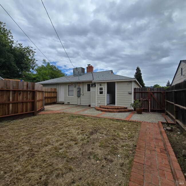 Building Photo - 102 Laurel St