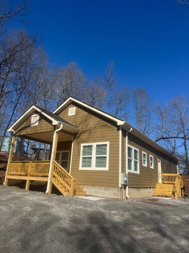 Building Photo - ROOMY AND MODERN NEW CONSTRUCTION HOME! AVAILABLE NOW!