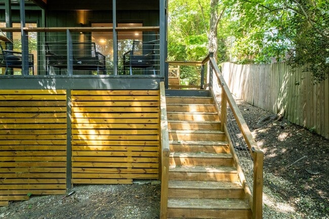 Building Photo - Ultra Modern Three Bedroom Home!