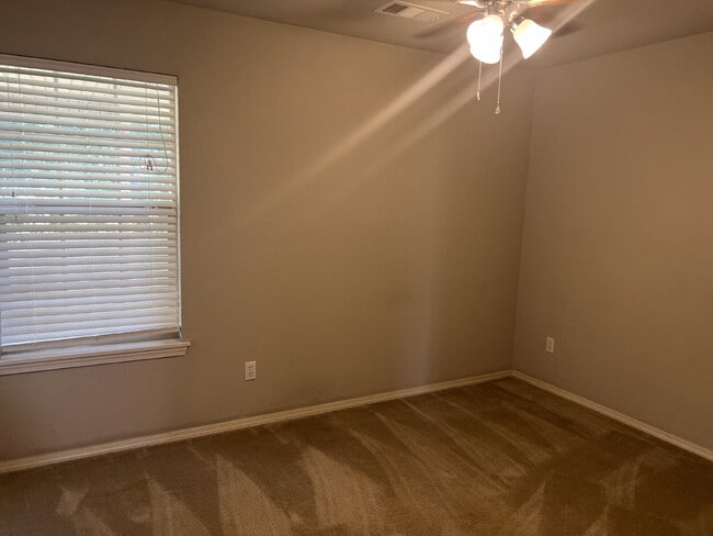 Building Photo - "Charming 3-Bedroom Home with 2 Full Baths in Fort Smith – Perfect Blend of Space and Comfort!"
